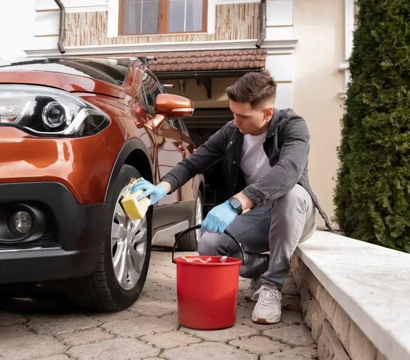 Lavage auto à domicile Saint-Geniès-des-Mourgues : professionnel intervenant sur un véhicule